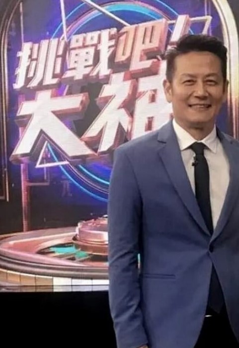 按摩店4P月黑风高来冒险两个女客户同时按摩4P啪啪推胸揉穴脱下裤子按摩床上操姿势多花样多抬起双腿侧入抽插猛操 - 莉莉絲